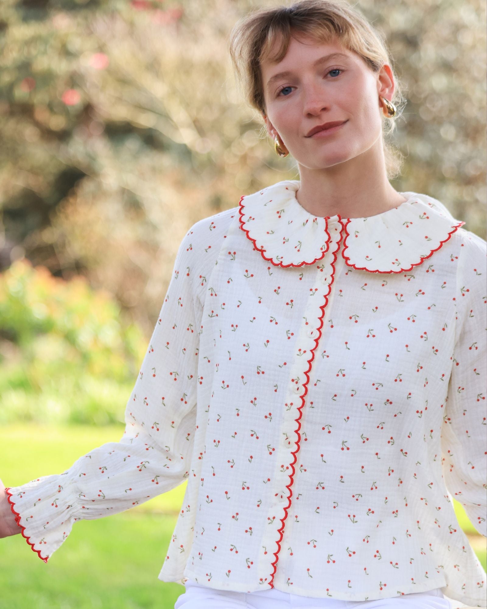De Beauvoir Blouse Cherry Cheesecloth with Red Apple Embroidery