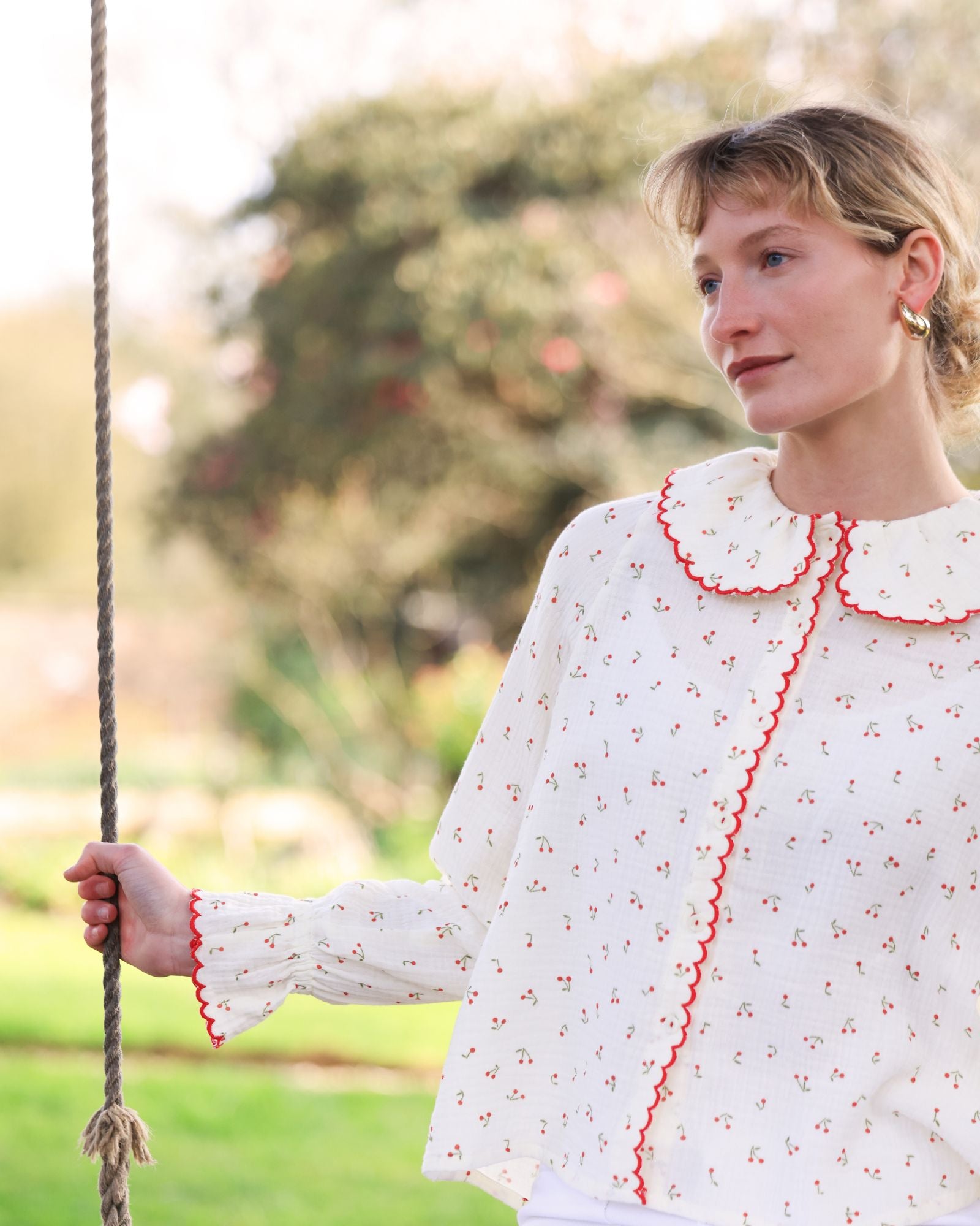 De Beauvoir Blouse Cherry Cheesecloth with Red Apple Embroidery